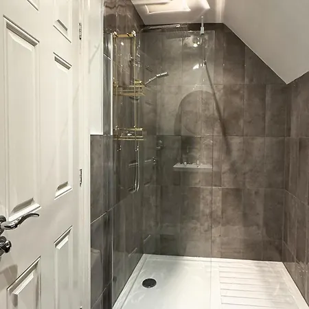Modern Ensuite In Durham City Exterior photo